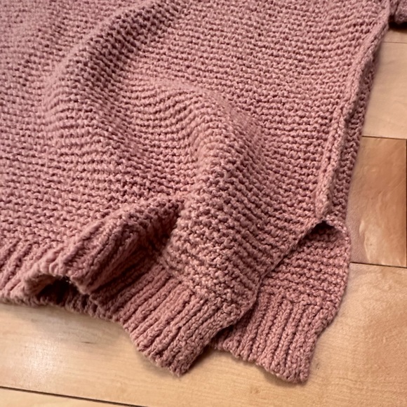 Pink v-neck knit sweater - Picture 3 of 3
